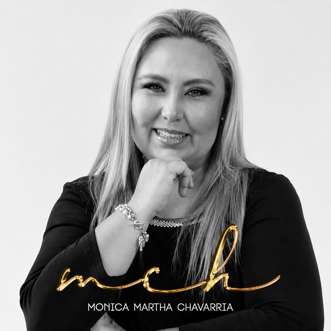 Retrato profesional en blanco y negro de Mónica Martha Chavarría